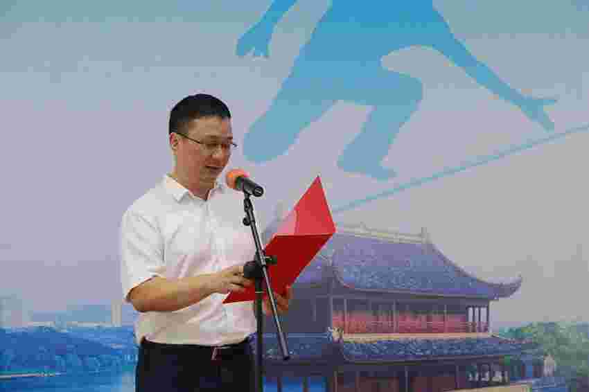 衢州市体育总会副会长毛永敏主持开幕式