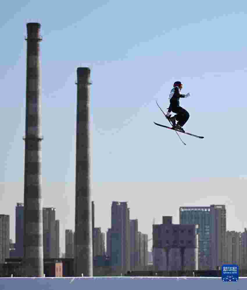 2月8日，中国选手谷爱凌在比赛中。